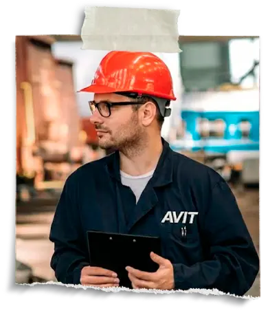 Foto de trabajador con mono de trabajo AVIT, roto con cinta adhesiva