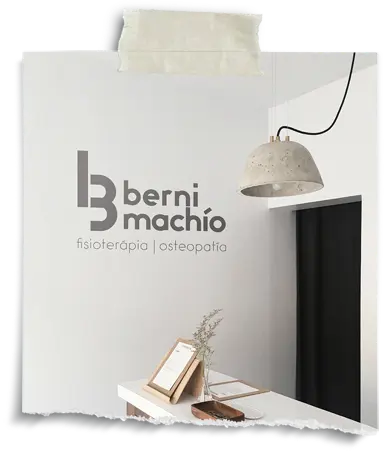Foto de hall de entrada a clinica de fisioterápia Berni Machío roto con cinta adhesiva